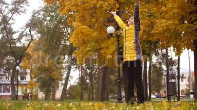 女孩举起双手在秋天的公园里冥想